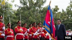 រូបឯកសារ៖ នាយករដ្ឋមន្ត្រី​កម្ពុជា​លោកហ៊ុន សែន​ដើរ​កាត់កងកិត្តិយស​ត្រែទ័ព​កម្ពុជា​ក្នុង​ទិវាបុណ្យ​ឯករាជ្យ​ជាតិ ថ្ងៃទី​​៩ វិច្ឆកា ឆ្នាំ​២០១៩​ នៅ​រាជធានី​​ភ្នំពេញ​។ (ហ៊ុល រស្មី/VOA) 