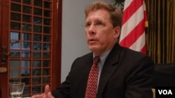 រូបឯកសារ៖ លោក​ W. Patrick Murphy ឧបការី​រង​រដ្ឋមន្ត្រី​ក្រសួង​ការ​បរទេស​សហរដ្ឋ​អាមេរិក(​ទទួល​បន្ទុក​កិច្ចការ​អាស៊ី​អាគ្នេយ៍) ថ្លែង​ទៅកាន់​អ្នក​សារ​ព័ត៌មាន​អំពីទំនាក់​ទំនង​សហរដ្ឋ​អាមេរិក​ និង​កម្ពុជា​ នៅ​ភ្នំពេញ​ ថ្ងៃ​ទី​ ២៥​ ខែ​មេសា​ ឆ្នាំ២០១៧​។ (ខាន់​ សុ​គុំ​មនោ/VOA)