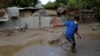 Israel Martínez, camina en el barro cerca de su casa dañada por los huracanes Eta e Iota en Chemelecon, afueras de San Pedro Sula, Honduras 9 de diciembre de 2020.