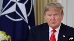 Predsednik SAD Donald Tramp na sastanku sa generalnim sekretarom NATO-a Jensom Stoltenbergom u Londonu, 3. decembar 2019. (Foto: AP/Evan Vucci)