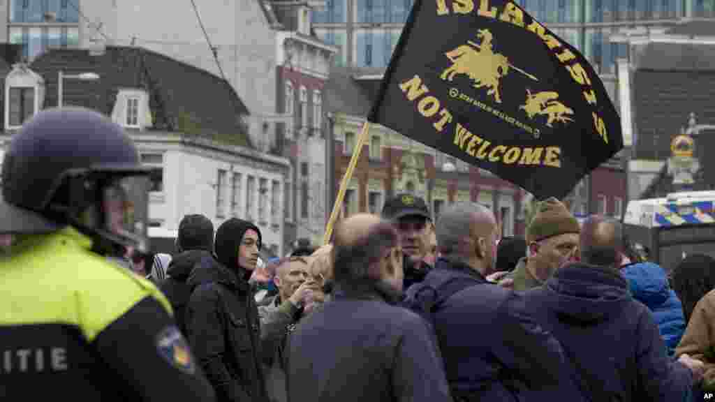 'Yan sanda sun shiga tsakanin masu goyon bayan 'yan gudun hijira da masu kin jininsu. &nbsp;