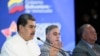 El presidente de Venezuela, Nicolás Maduro (izq.), hablando junto al fiscal general, Tarek William Saab (c.), y al presidente del CNE, Elvis Amoroso, en Caracas, el 5 de diciembre de 2023. FOTO AFP / PRESIDENCIA VENEZOLANA / FRANCISCO BATISTA