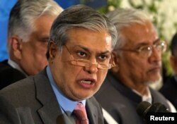 Ishaq Dar dalam konferensi pers di Islamabad, 23 April 2014. (REUTERS/Mian Khursheed)