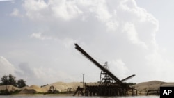 រូបភាព​​ឯកសារ៖ ​ទិដ្ឋភាព​​បង្ហាញ​កន្លែង​បូម​ខ្សាច់​មួយ​កន្លែង​នៅ​ខាង​ក្រៅ​ក្រុង​ខេមរភូមិន្ទ​ខេត្ត​កោះកុងកាល​ពី​ថ្ងៃ​ទី​២ ​ខែ​សីហា​ ឆ្នាំ​២០១១​។ កន្លែង​​​បូម​ខ្សាច់​នេះ​ជា​របស់​លោក លី យ៉ុងផាត់ ដែល​ជា​មហាសេដ្ឋី​ (ឧកញ៉ា) កម្ពុជា​រូប​ត្រូវ​​បាន​រិះ​គន់​ថា​​​បាន​នាំ​ឲ្យ​ការ​បំផ្លិច​បំផ្លាញ​បរិស្ថាន​ប្រទេស​នេះ​។ ខ្សាច់​នេះ​ត្រូវ​បូម​សម្រាប់​​ដឹក​ទៅ​លក់​នៅ​ប្រទេស​សិង្ហបុរី។ (AP Photo/Heng Sinith)