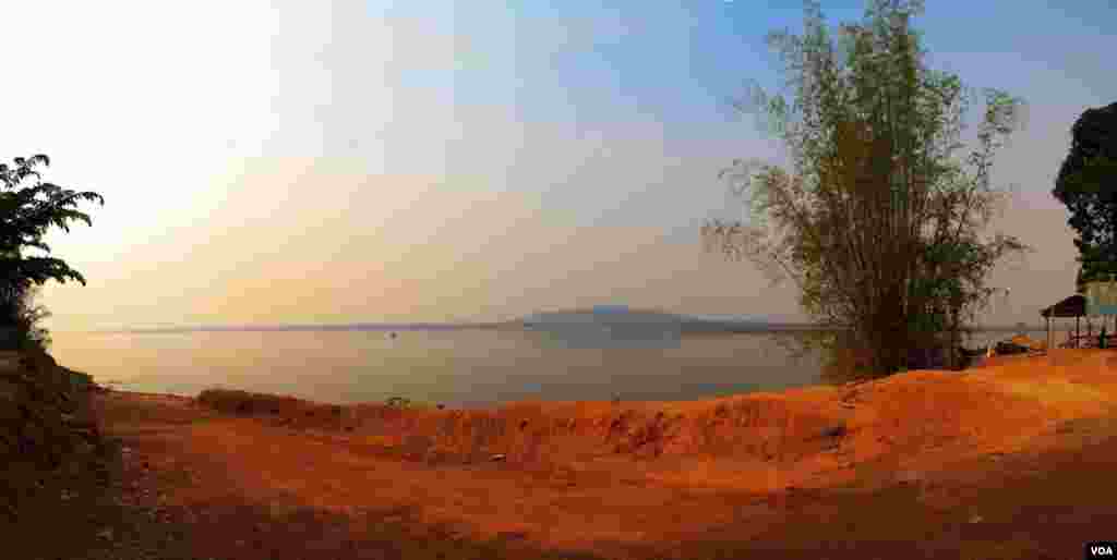 ភ្នំសុពណ៌​កា​ឡី មើល​ពី​ចំងាយ​ ដែល​ត្រូវ​ធ្វើ​ដំណើរ​ឆ្លង​កាត់​ទន្លេ​មេគង្គ​ ក្នុង​ស្រុក​ឈ្លូង ខេត្ត​ក្រចេះ​នៃ​ប្រទេស​កម្ពុជា នៅ​ថ្ងៃ​ទី​១៦ ខែមិនា ឆ្នាំ២០១៤។ (នូវ ពៅលក្ខិណា)