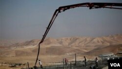 Palestinos trabajando en la construcción de asentamientos israelíes en la zona oeste de Jerusalem.