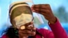 Un agent de santé prépare une dose du vaccin Pfizer contre le coronavirus à la clinique Orange Farm près de Johannesburg, en Afrique du Sud, le 25 mai 2021.