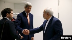 លោក John Kerry រដ្ឋ​មន្រ្តី​ការបរទេស​របស់​អាមេរិក​ចាប់​ដៃ​ជាមួយ​លោក Mohammad Javad Zarif រដ្ឋ​មន្រ្តី​ការបរទេស​របស់​អ៊ីរ៉ង់ នៅ​ក្រោយ​ការ​ពិភាក្សា​ចុង​ក្រោយ​លើ​កិច្ចព្រមព្រៀង​នុយក្លេអ៊ែរ នៅ​ក្នុង​ក្រុង​វីយែន កាលពី​ថ្ងៃទី១៦ ខែមករា ឆ្នាំ២០១៦។