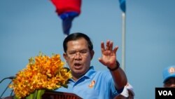 រូបឯកសារ៖ លោក​ ហ៊ុន សែន​​ មេ​បក្ស​កាន់​អំណាច​ថ្លែង​ទៅ​កាន់​អ្នក​គាំទ្រ​របស់​ខ្លួន​ ​ដែល​ប្រមូលផ្តុំ​នៅ​ឯ​ផ្លូវ​មួយ​កន្លែង​ក្នុង​រាជធានី​ភ្នំពេញ​មុន​ពេល​ហែក្បួន​ឃោសនា​បោះឆ្នោត​ឃុំ-សង្កាត់​ថ្ងៃ​ចុង​ក្រោយ​ ​នា​ថ្ងៃទី​០២​មិថុនាឆ្នាំ២០១៧។​ ​(នៅ វណ្ណារិន/VOA) 