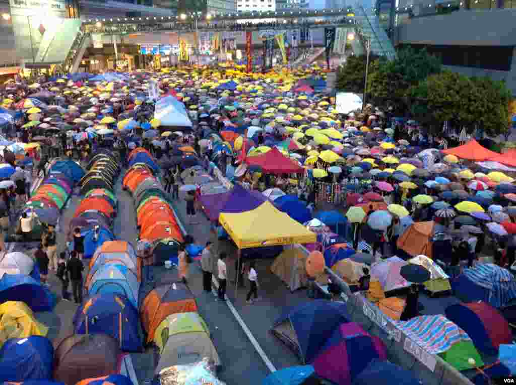數以千計港人在金鐘佔領區舉傘默立87秒，紀念佔領運動滿月（美國之音海彥 拍攝） 