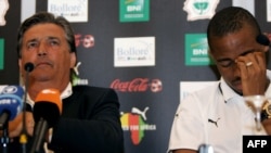 L'ancien attaquant des éléphants, Bonaventure Kalou, aux côtés d'Henri Michel à Stuttgart, le 15 juin 2006.