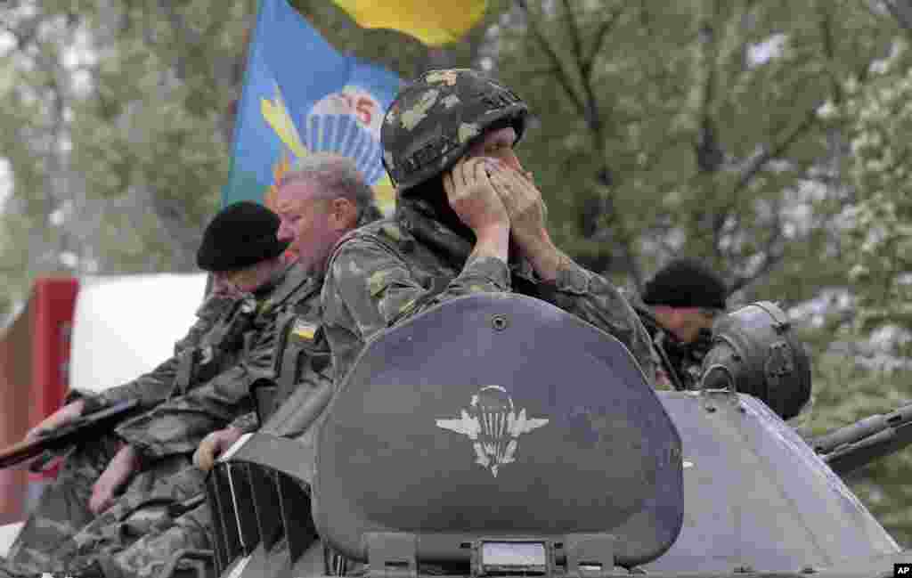 Ukrainian army paratroopers move into position in Slovyansk, Ukraine, June 2, 2014.&nbsp;