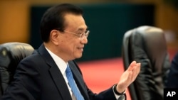 Perdana Menteri Tiongkok Li Keqiang berbicara selama pertemuan dengan Perdana Menteri Bangladesh Sheikh Hasina, 4 Juli 2019. (Foto: AP)