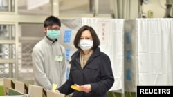 台灣總統蔡英文2021年12月18日在新北市四大公投投票中投下自己的一票。（路透社照片）