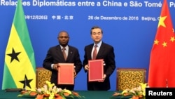 Ministro dos negócios estrangeiros sãotomense,Urbino Botelho, com o seu homólogo chinês, Wang Yi, concluindo hoje acordo em Pequim