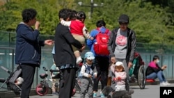 北京市民帶著孩子在一處商業大樓廣場上游玩。（2021年5月10日）