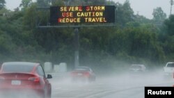 Upozorenja na opasne uslove na putevima u San Dijego (Foto: REUTERS/Sandy Huffaker)