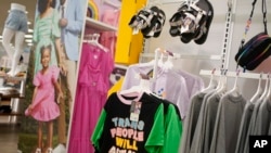 Roba namenjena LBGTQ kupcima u Target prodavnici u Hakensaku u Nju Džersiju, 24. maja 2023.