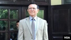 រូបឯកសារ៖ លោក កឹម សុខាប្រធាន​គណបក្ស​សង្គ្រោះ​ជាតិ​ដែល​ត្រូវបាន​រំលាយ ថ្លែង​ទៅ​កាន់អ្នកសារព័ត៌មាន បន្ទាប់ពី​បាន​ជួប​ជាមួយ​អ្នកស្រី Budliger Artieda ឯកអគ្គរដ្ឋទូត​ប្រទេស​ស្វីសនៅ​គេហដ្ឋាន​របស់​លោក ស្ថិត​ក្នុងខ័ណ្ឌ​ទួលគោក​ រាជធានីភ្នំពេញ ថ្ងៃទី២៨ ខែមករា ឆ្នាំ២០២០។ (ហ៊ុល រស្មី/វីអូអេ)