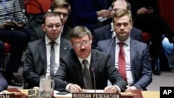 ambassadeur itinérant de la Russie, Petr Iliichev, au centre, prononce un discours devant le Conseil de sécurité des États-Unis à New York, le 21 février 2017.