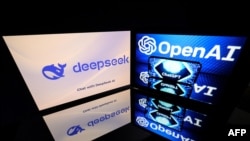 တရုတ် startup ကုမ္ပဏီ DeepSeek တံဆိပ် (ဝဲ) နဲ့ အမေရိကန်က ဉာဏ်ရည်တုနည်းပညာကုမ္ပဏီ OpenAI (ယာ) တို့ရဲ့ တံဆိပ်ကို အတူတူတွဲမြင်ရစဉ်
