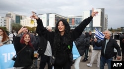 شماری از شهروندان اسراییلی از آزادی شش گروگان دیگر توسط حماس تجلیل می‌کنند