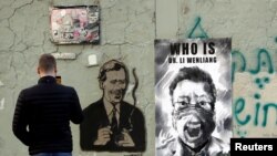 李文亮成为走出中国的一道独特风景线。图为捷克布拉格市一堵墙上张贴着中国武汉眼科医生李文亮的遗像。（路透社2020年3月13日资料照）