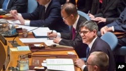 U.S. Treasury Secretary Jacob Lew (r) seated next to U.N. Secretary General Ban Ki-moon, center, addresses the UN Security Council, about cutting funding to IS, Dec. 17, 2015. (AP Photo/Bebeto Matthews)