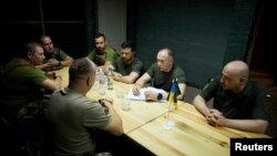 ปธน.โวโลดิเมียร์ เซเลนสกี เยี่ยมทหารบริเวณเมืองบาคห์มุต ในเขตปกครองดอแนตสก์ทางภาคตะวันออกของยูเครน 