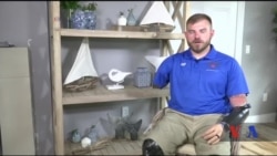 Після втрати рук і ніг американський солдат знайшов у собі сили допомагати іншим. Відео