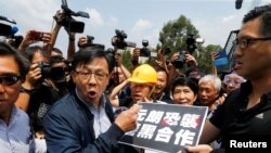 香港立法會議員何君堯在與反送中抗議者進行辯論。（2019年8月12日） 