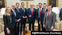 2025년 3월 13일 미국 백악관 오벌오피스에서 도널드 트럼프 대통령이 미국을 방문한 마르크 뤼터 나토 사무총장, 각료들과 함께 사진 촬영을 갖고 있다. (출처 X@WhiteHouse)