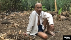 រូបឯកសារ៖ លោក​អោ​ អាន​ អតីត​មេ​បញ្ជាការ​រង​ភូមិ​ភាគ​កណ្តាល​ គ្រប់គ្រង​គុក មន្ទីរ​សន្តិសុខ​ ក្នុង​របប​ខ្មែរ​ក្រហម​ កំពុង​សម្អាត​ដី​ចម្ការ​របស់​លោក​ក្នុង​ស្រុក​កំរៀង​ ខេត្ត​បាត់​ដំបង​ ថ្ងៃ​ទី​១៥​ ខែធ្នូ​ ឆ្នាំ​២០១៩។ (ហ៊ុល រស្មី/VOA)