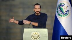 ARCHIVO: El presidente de El Salvador, Nayib Bukele, habla durante la inauguración de la planta farmacéutica Vijosa en Santa Tecla, El Salvador, el 20 de noviembre de 2023. REUTERS/José Cabezas