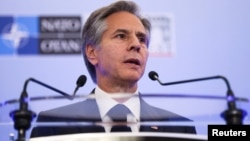 آنتونی بلینکن، وزیر امور خارجه ایالات متحده، در یک کنفرانس خبری در نشست وزرای خارجه ناتو در بخارست، رومانی، ۳۰ نوامبر ۲۰۲۲