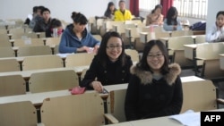 资料照：2011年11月27日，在中国东部安徽省合肥市，考生们准备参加中国公务员考试，全国有1.33亿人参加考试，以获得18000个政府职位的资格。（法新社）