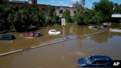 Makina dhe kamionë të zhytur në ujë në Bronks të Nju Jorkut (2 shtator 2021)