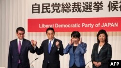 日本自民黨總裁選舉四位候選人在東京舉行的記者會上。從左至右：現任行政改革擔當大臣河野太郎、前外務大臣岸田文雄、前總務大臣高市早苗、代理幹事長野田聖子（2021年9月17日）