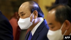 រូបឯកសារ៖ ប្រធានាធិបតី​វៀតណាម​លោក Nguyen Xuan Phuc (កណ្តាល) ចូលរួម​កិច្ចប្រជុំ​ទ្វេភាគី​ជាមួយ​អនុប្រធានាធិបតី​អាមេរិក​អ្នកស្រី Kamala Harris (មិនមាន​​នៅ​ក្នុងរូប) នៅ​វិមាន​ប្រធានាធិបតី​នៅ​ទីក្រុង​ហាណូយ ប្រទេស​វៀតណាម កាលពី​ថ្ងៃទី២៥ ខែសីហា ឆ្នាំ២០២១។