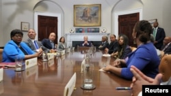 Američki predsednik Džozef Bajden sa organizatorima obeležanja 60 godina od Marša na Vašington. (Foto: REUTERS/Leah Millis) 