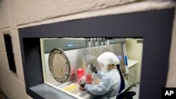 美国陆军德特里克堡的生物研究人员3月19日正在对新冠病毒进行研究。