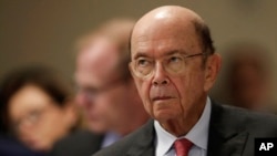 El secretario del Departamento de Comercio de Estados Unidos, Wilbur Ross, acusa a "ciertas entidades" en Venezuela, China y Rusia de intentar "eludir los controles de exportación" establecidos por Washington. Imagen de archivo del 1 de agosto de 2019.