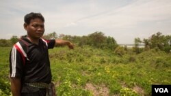 អ្នក​ភូមិ​ទួល​វិហារ​ លោក តេង ពៅ អាយុ​៥៣​ឆ្នាំ បង្ហាញ​ជ្រលង​នៅ​ក្បែរ​ចម្ការ​របស់​លោក ដែល​លោក​សង្ស័យ​ថា​ជា​កន្លែង​សំបូរ​ទៅ​ដោយ​គ្រាប់​បែក​មិន​ទាន់​ផ្ទុះ​ ដែល​ត្រូវបាន​ទម្លាក់​ដោយ​សហរដ្ឋអាមេរិក​កាលពី​អំឡុង​ទសវត្សរ៍​ឆ្នាំ​១៩៧០។ (ស៊ុន ណារិន/VOA)