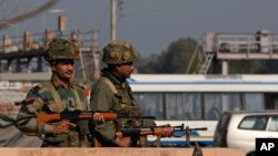 Індійські солдати займають позиції у районі бази ВПС у Патханкоті 
