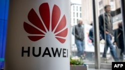 2019年4月29日行人走過在倫敦EE電信商店的華為產品展台