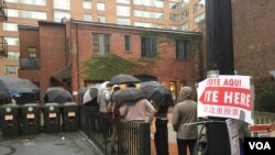 Los votantes de Estados Unidos en fila para votar en las elecciones intermedias de 2018, antes de la apertura a las 7 a.m., de una mesa electoral en el centro de Washington, DC.