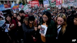 Familiares de los detenidos en las protestas de la semana anterior frente al Congreso reunidos con manifestantes en la Plaza de Mayo para pedir su liberación, en Buenos Aires, Argentina, el 18 de junio de 2024.