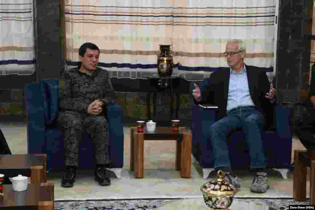 Lihevkirina PYNK Û ENKSê bi Amedbûna Nûnerê Amerîka Û Fermandarê HSDê