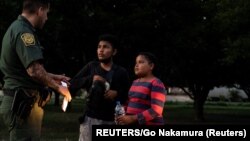 Deca migranti iz Hondurasa u Teksasu, posle prelaska granice SAD i Meksika, jul 2022. (REUTERS/Go Nakamura)