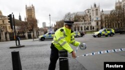 У центральному Лондоні патрулювання посилене, але площа перед парламентом повертається до нормального життя